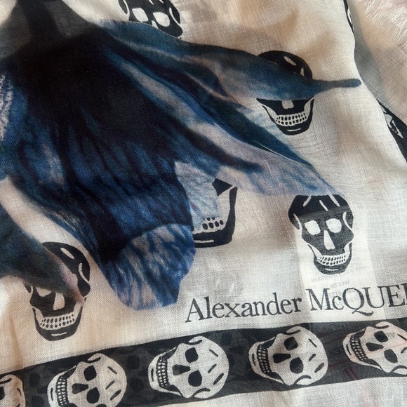 ALEXANDER MCQUEEN Classic Bellflower Modal & Silk Scarf white/black/indigo - Picture 7 of 11